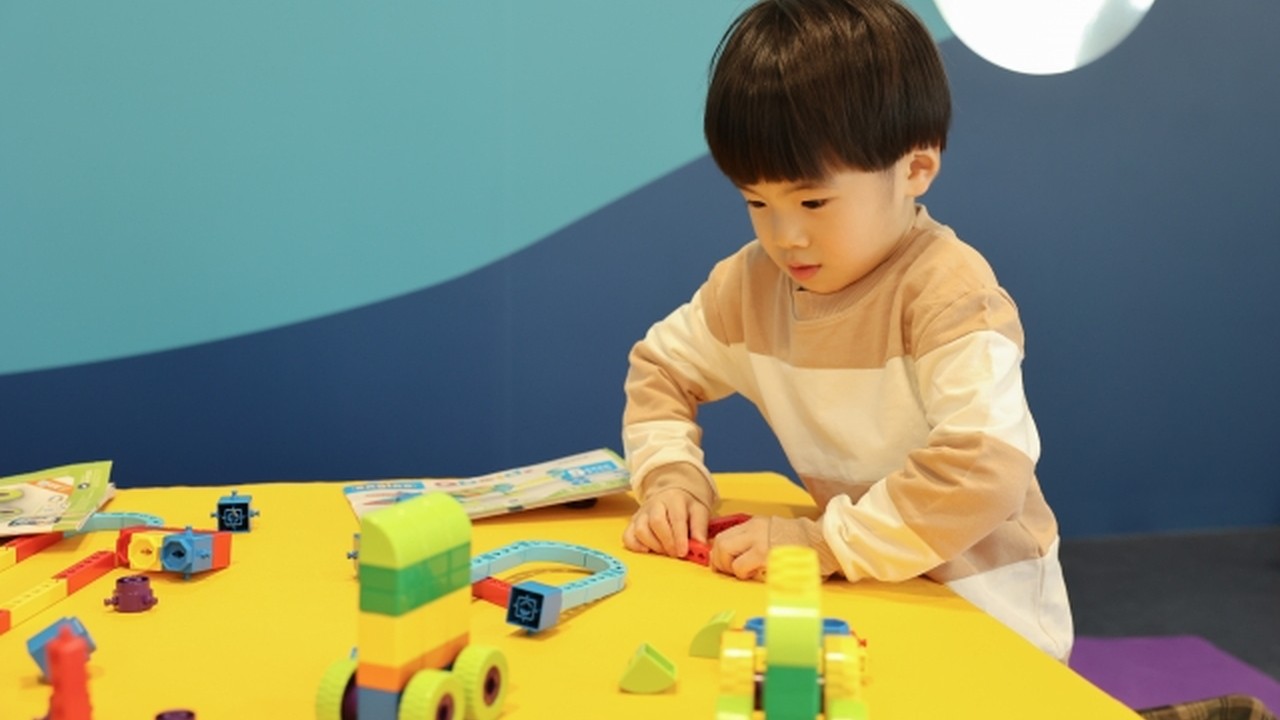 積み木で遊ぶ幼児の様子