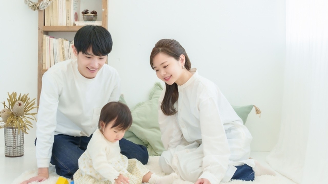 明るい部屋で遊ぶ親子の様子